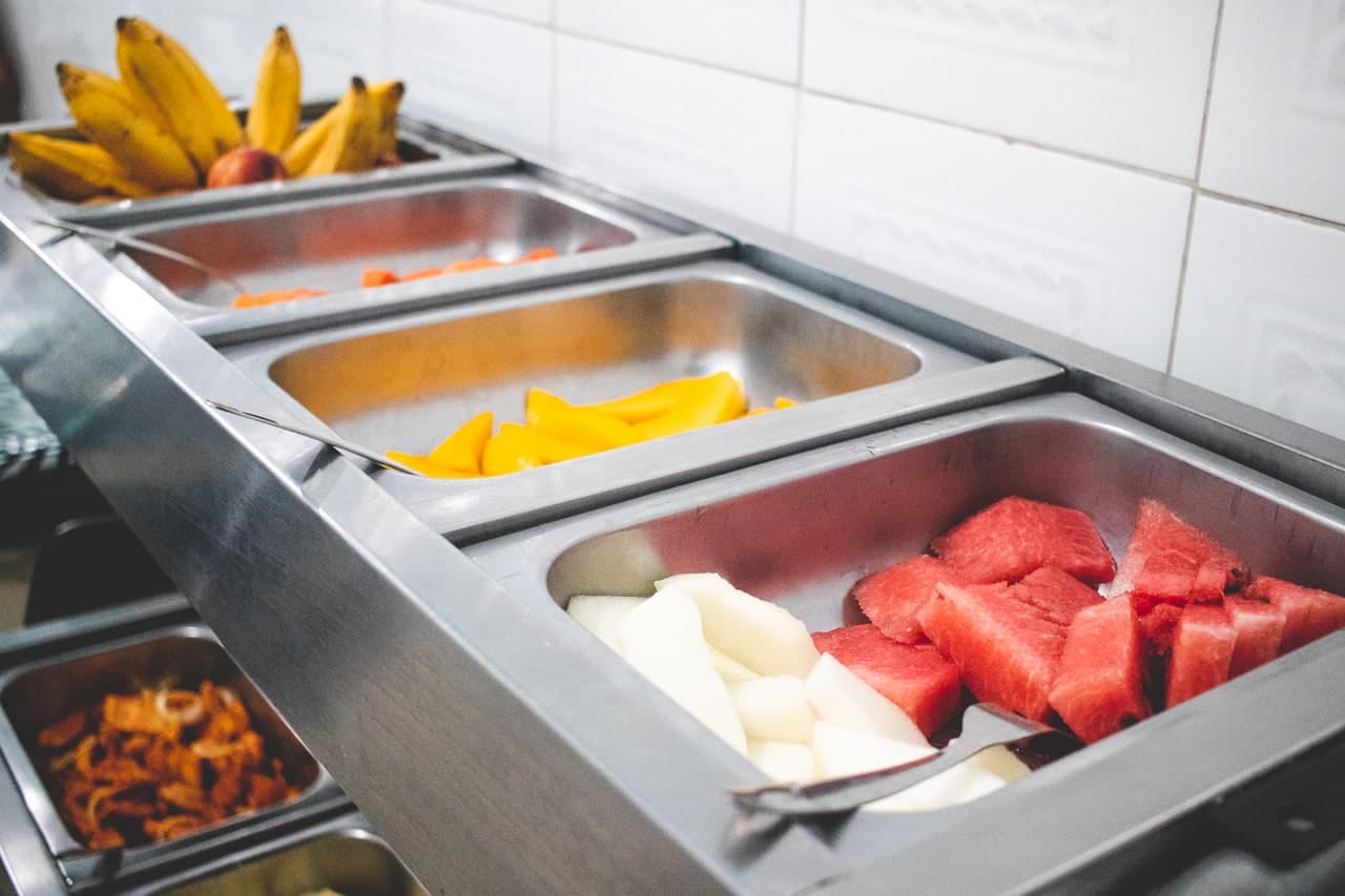 Frutas cortadas no buffet do café da manhã: melancia, manga, melão e banana